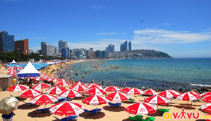 Bãi biển Haeundae là điểm đến hút khách nhất Busan mỗi dịp hè về